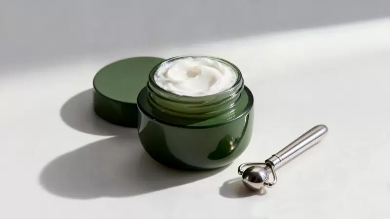 त्वचा की बनावट में निखार लाना &middot; वायबलाइफ सेरामाइड चेहरे की त्वचा की रंगत में सुधार करता है और चमक बढ़ाता है